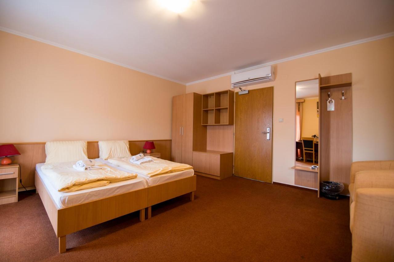 Hotel Clavis Lucenec Ngoại thất bức ảnh