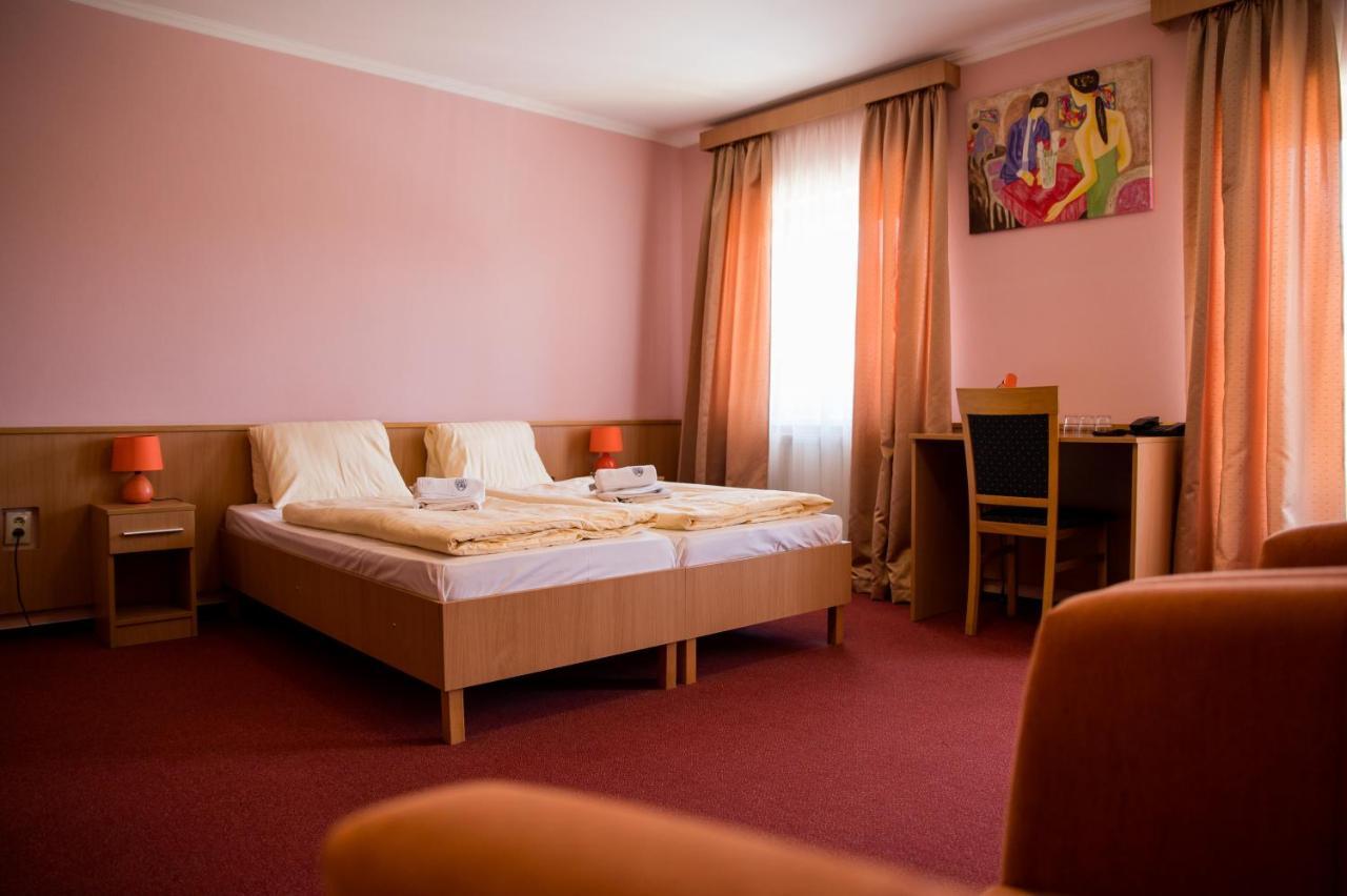 Hotel Clavis Lucenec Ngoại thất bức ảnh