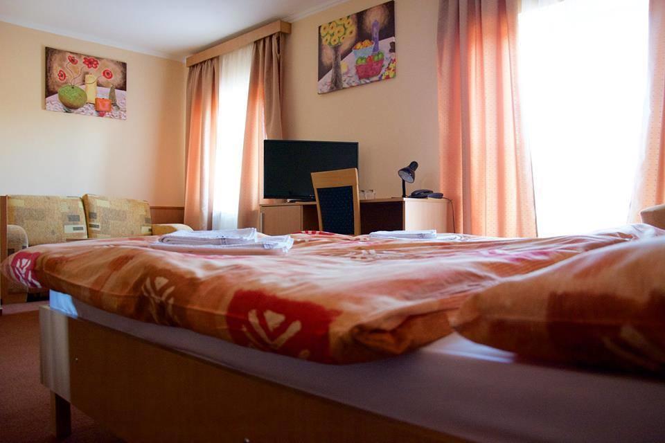 Hotel Clavis Lucenec Ngoại thất bức ảnh