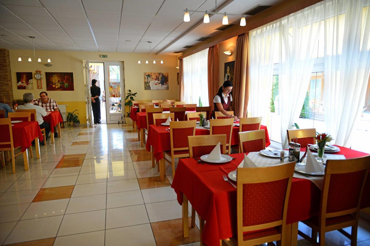 Hotel Clavis Lucenec Ngoại thất bức ảnh