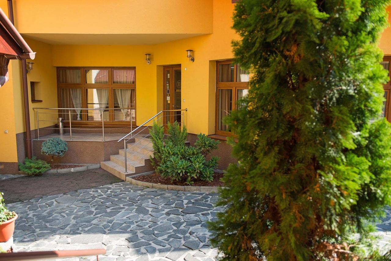 Hotel Clavis Lucenec Ngoại thất bức ảnh